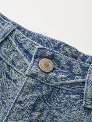 Jean ample à motif bandana bleu, détail du bouton