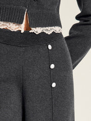Pantalon maille à perles gris, détail des boutons