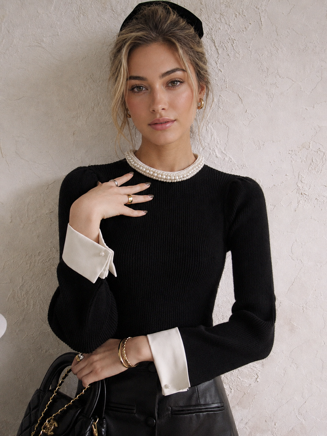 Pull bord contrasté perles noir — vue portée de face, cadrée à la taille