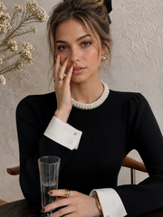 Pull bord contrasté perles noir — vue portée de trois-quarts, appuyée, col blanc et poignets à perles