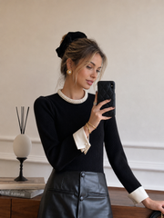Pull bord contrasté perles noir — selfie au miroir, jupe en cuir noir
