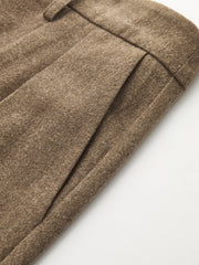 Pantalon tailleur plissé jambe large camel, détail des plis