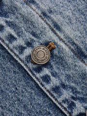 Jean barrel à boutons obliques bleu, détail du bouton