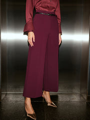 Pantalon cropped jambe large bordeaux, vue portée de trois quarts