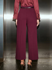 Pantalon cropped jambe large bordeaux, vue portée de face