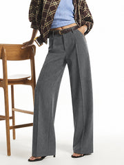 Pantalon ample à pinces ceinturé gris, vue portée assise