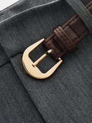 Pantalon ample à pinces ceinturé gris, détail de la boucle