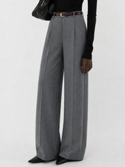 Pantalon ample à pinces ceinturé gris, vue portée de face