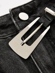 Jean barrel noir à ceinture, détail de la boucle
