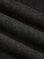 Jean barrel noir à ceinture, détail du denim