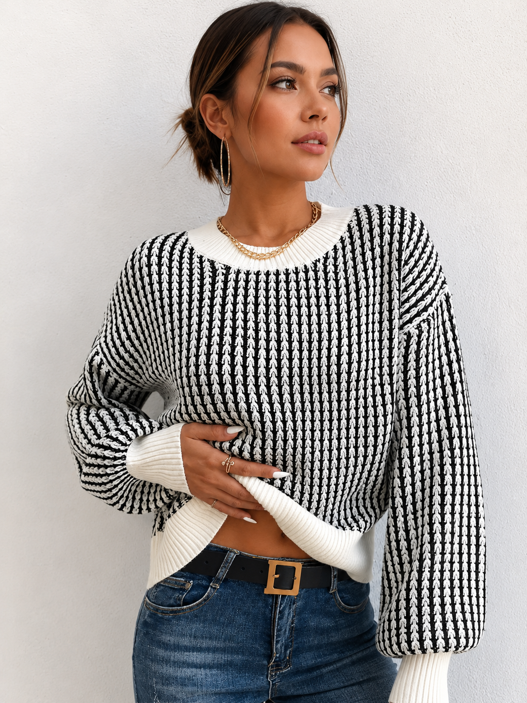 Top tricot rayé color block — vue portée de face, cadrée à la taille, jean