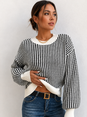 Top tricot rayé color block — vue portée de face, cadrée à la taille, jean