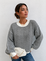 Top tricot rayé color block — vue portée de trois-quarts, pochette blanche à la main