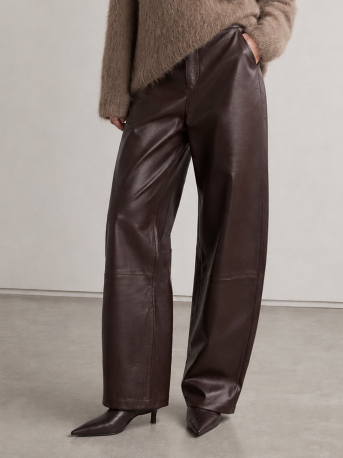 Pantalon barrel en simili cuir chocolat, vue portée de face
