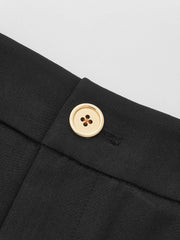 Pantalon noir jambe large à poches, détail du bouton