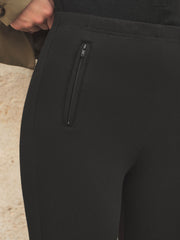 Pantalon skinny à étrier noir, détail de la poche zippée