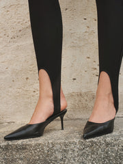 Pantalon skinny à étrier noir, détail de l'étrier