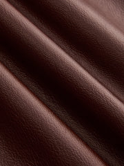 Pantalon similicuir brun à boucle dorée, détail du similicuir