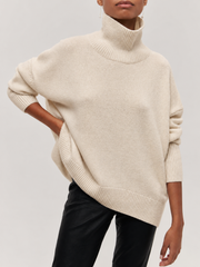 Pull oversize col roulé écru — vue portée de face, pantalon noir