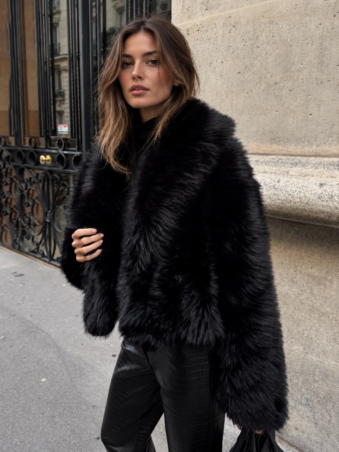 Manteau court fourrure synthétique noire