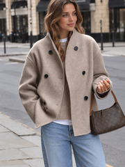 Veste oversize à boutons beige — vue portée de face en extérieur, jean bleu et sac marron