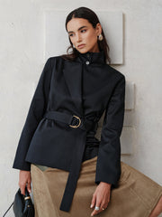 Veste noire col montant ceinturée