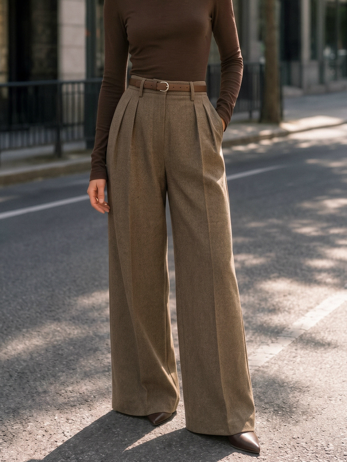 Pantalon tailleur plissé jambe large camel, vue portée de face