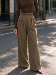 Pantalon tailleur plissé jambe large camel, vue portée de face
