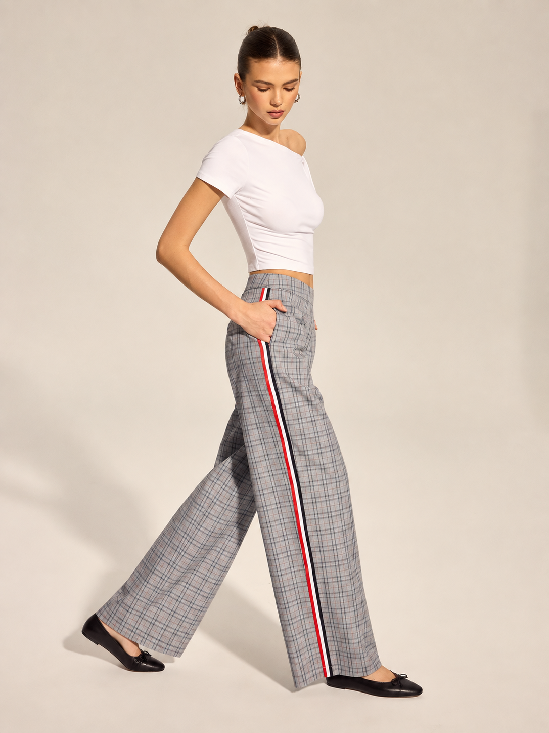 Pantalon à carreaux bande latérale gris, vue portée de face