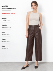 Pantalon cropped en simili cuir brun, vue portée de face