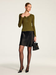 Top tricot col V dentelle fleurie