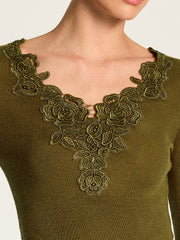 Top tricot col V dentelle fleurie