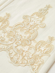 Pantalon évasé brodé ivoire, détail de la broderie