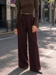 Pantalon tailleur plissé jambe large bordeaux, vue portée de face