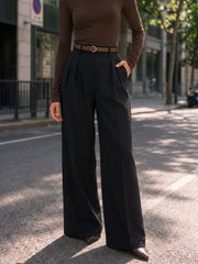 Pantalon tailleur plissé jambe large noir, vue portée de face