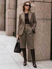 Pantalon culotte chevron taupe à boutons, vue portée de trois quarts