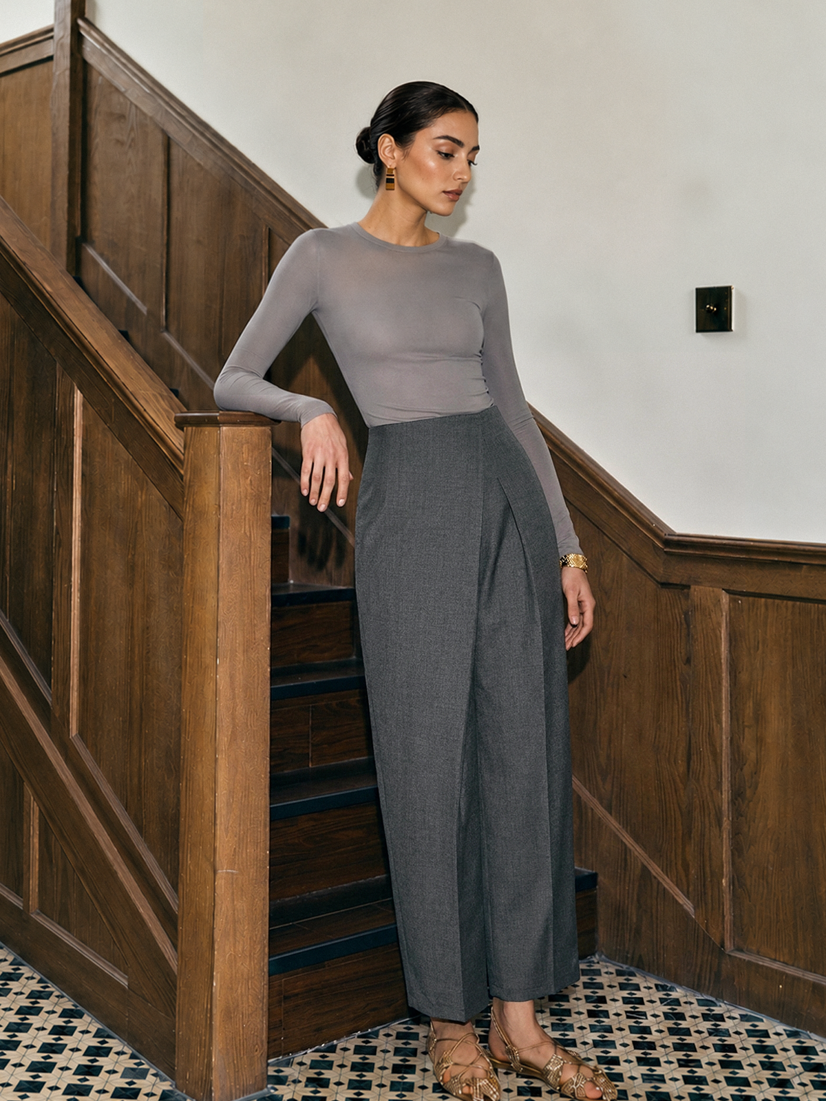 Pantalon fuseau à devant croisé gris, vue portée de trois quarts