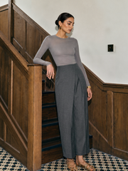 Pantalon fuseau à devant croisé gris, vue portée de trois quarts