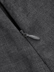 Pantalon fuseau à devant croisé gris, détail de la fermeture