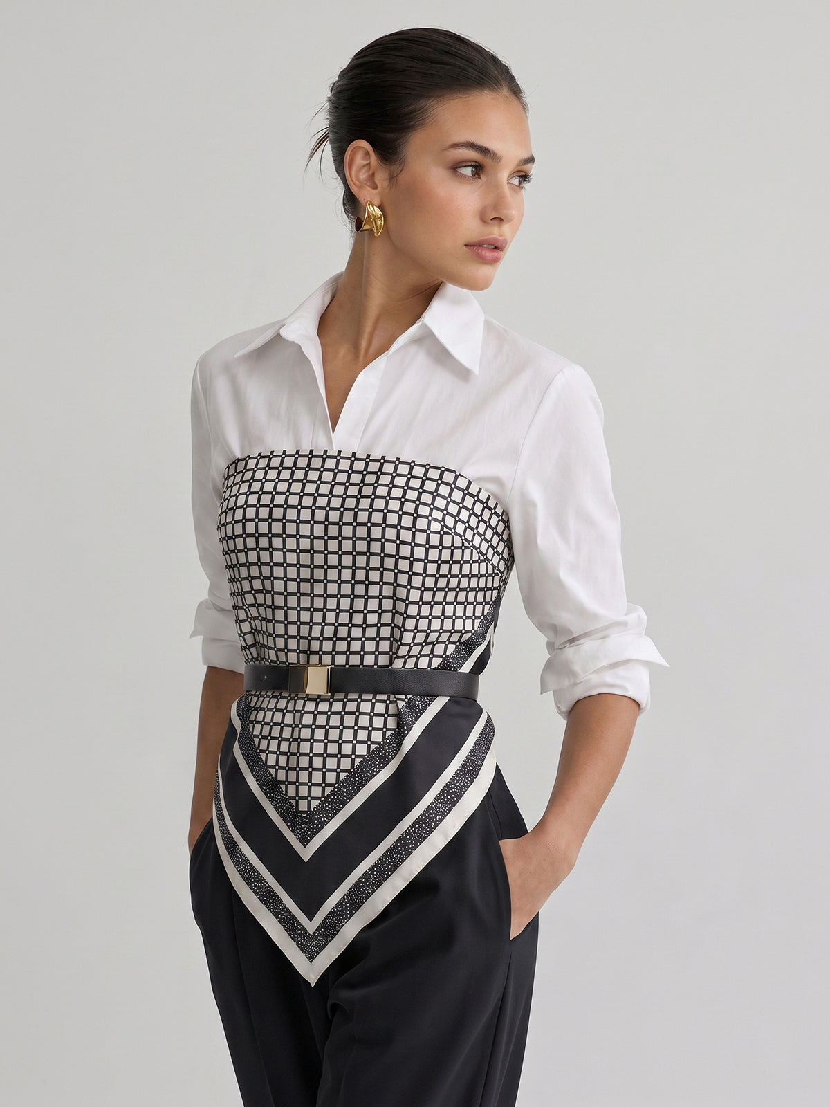 Chemise ceinturée ourlet foulard blanc — vue portée de face, ceinture noire à boucle dorée