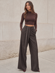 Pantalon rayé à taille torsadée brun, vue portée de face
