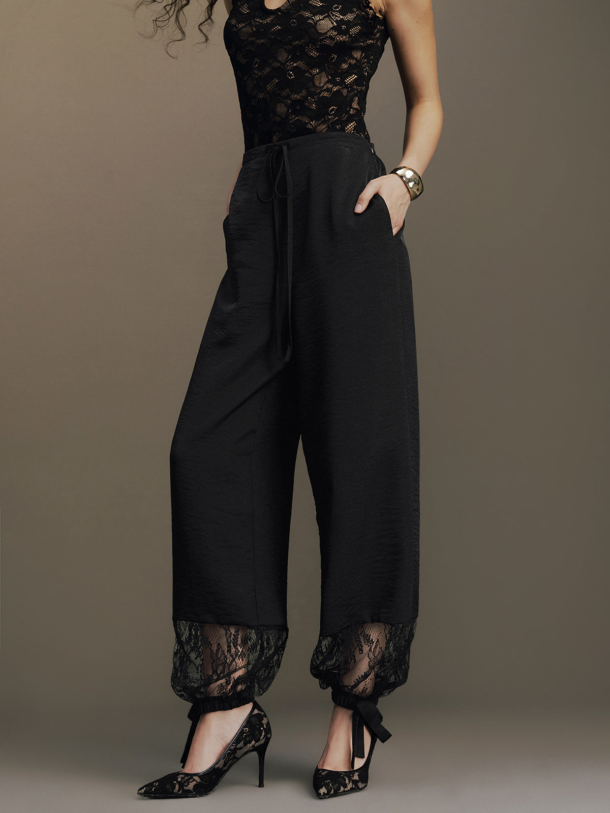 Pantalon ballon à dentelle noir, vue portée, détail