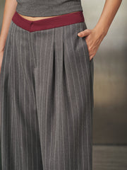 Pantalon rayé à ceinture contrastée gris, détail de la ceinture