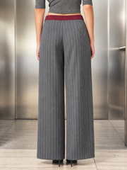Pantalon rayé à ceinture contrastée gris, vue portée de dos