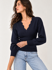 Pull col V bord festonné