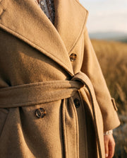 Manteau laine coupe oversize porté par une femme, vue rapprochée, ceinture, boutons