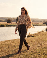 Blouse imprimée à manches ballon portée par une femme, en marchant, herbes, de face
