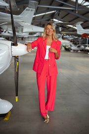 Blazer doublé à épaulettes corail porté par une femme, vue de trois-quarts, ensemble assorti, hélice