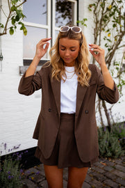 Blazer ample doublé à épaulettes chocolat porté par une femme, vue de face, lunettes, t-shirt blanc