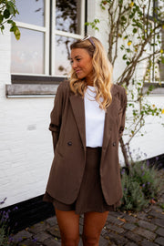 Blazer ample doublé à épaulettes chocolat porté par une femme, vue de face, short marron, t-shirt blanc